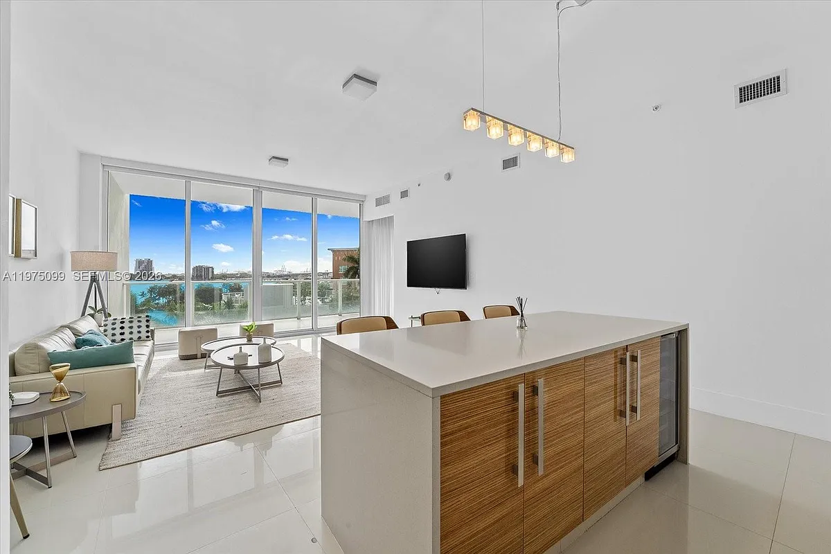 Building Photo - 2020 N Bayshore Dr #605