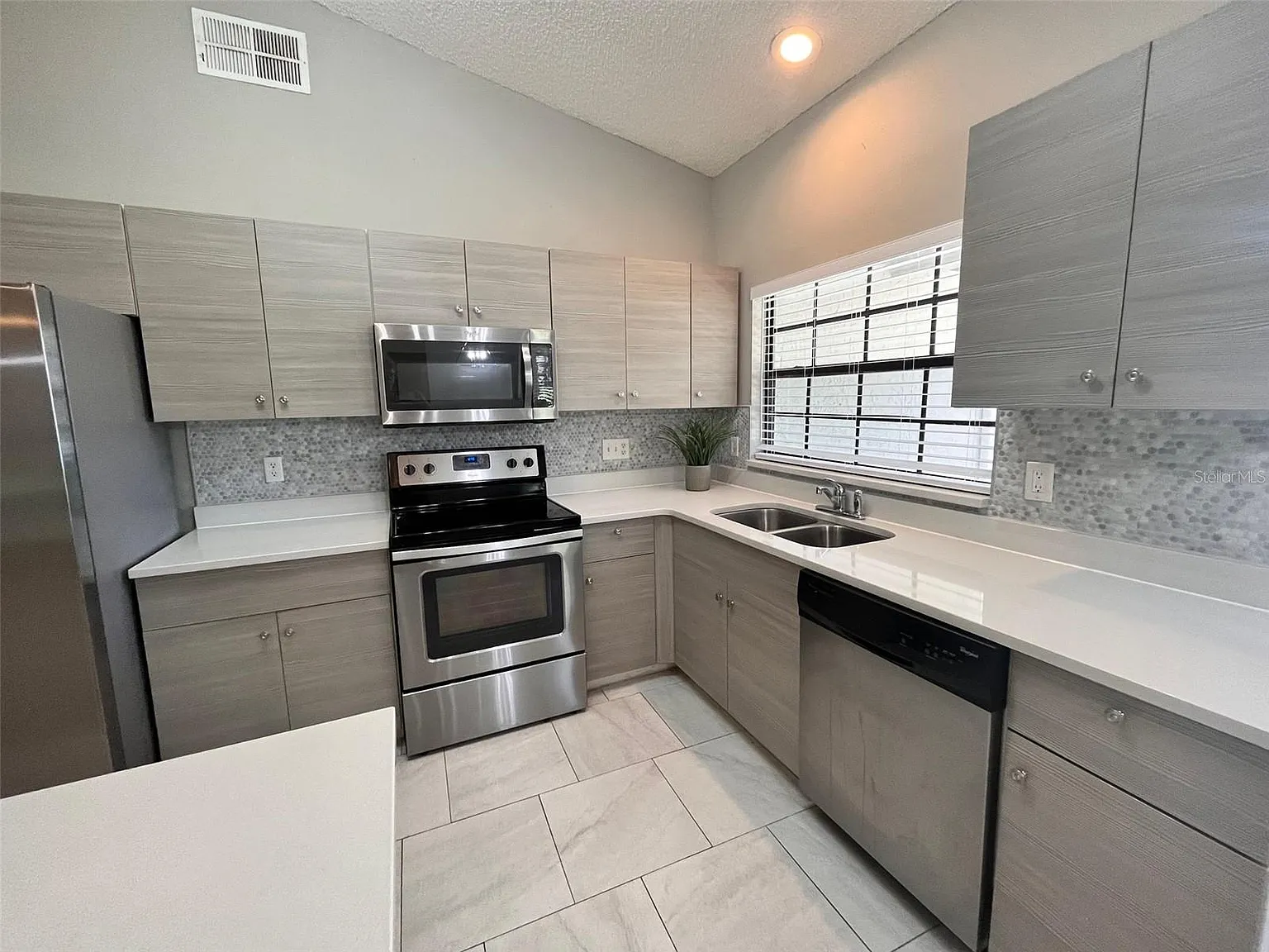 3 bed, 1601 sqft, $2,350 — Photo 2
