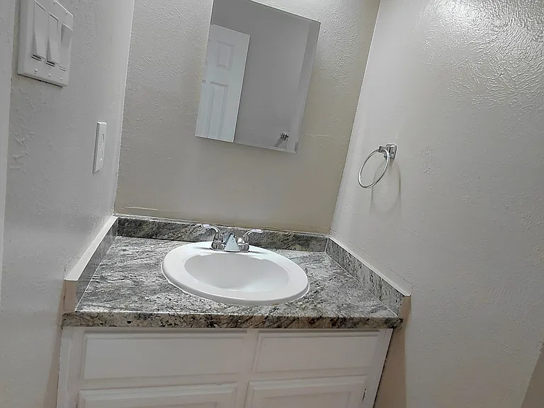 3900 Camelot St #B — Photo 8