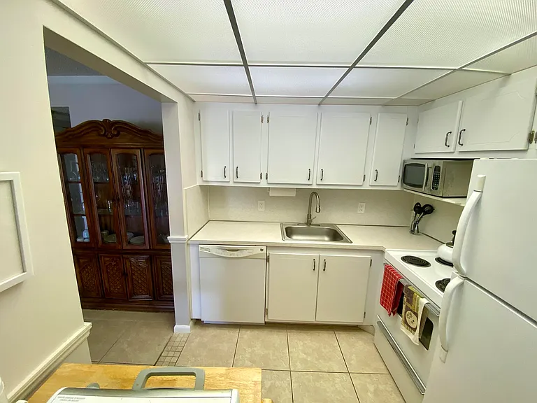335 Farnham Cres #P — Photo 9