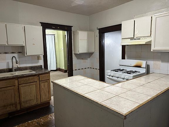5th image of 2422 Lyndale Ave N