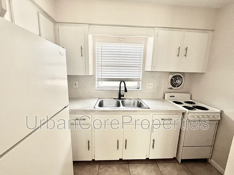 321 24th Ave N #8 — Photo 6