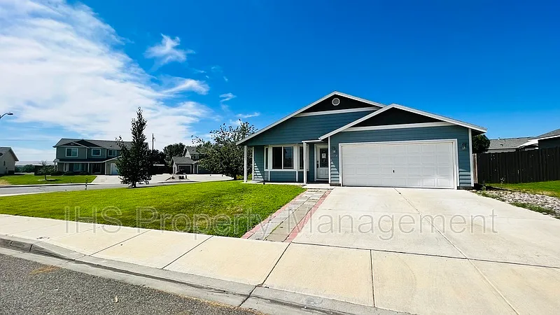 3 bed, 2.0 bath, 1382 sqft, $2,095 — Photo 1