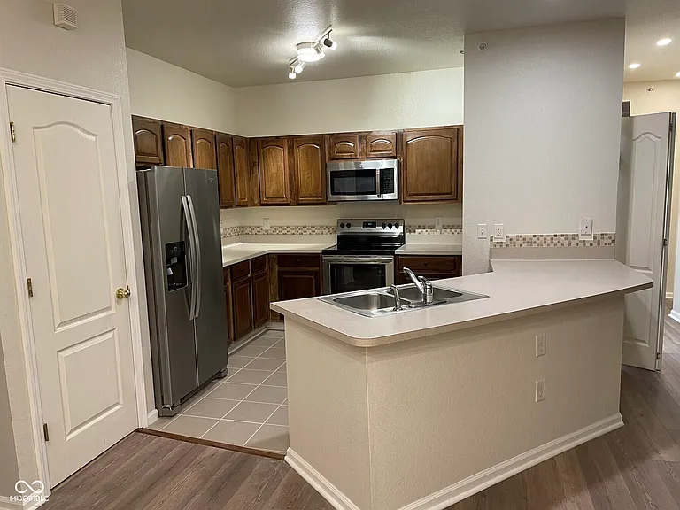 12820 University Cres #2C — Photo 9