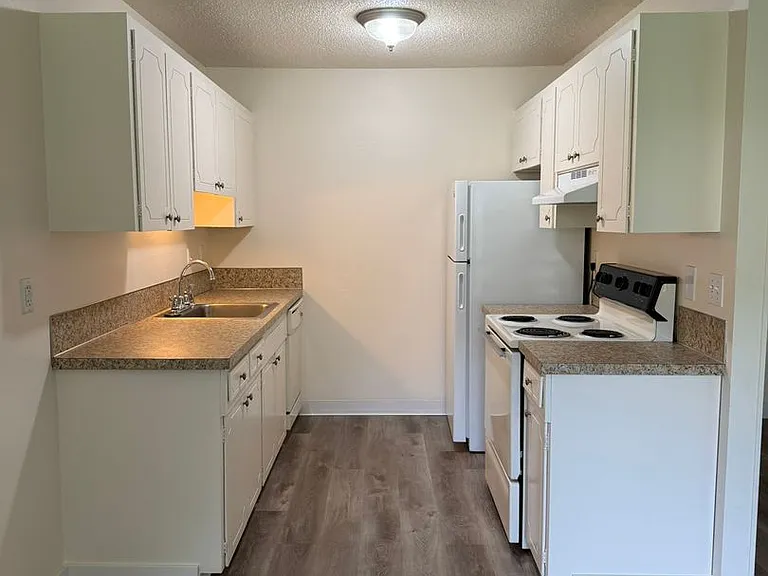 LAURELWOOD ESTATES — Photo 2