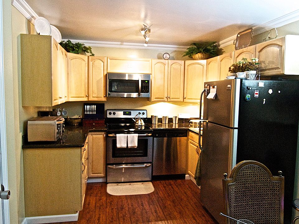 Fully equipped kitchen, stainless steel appliances