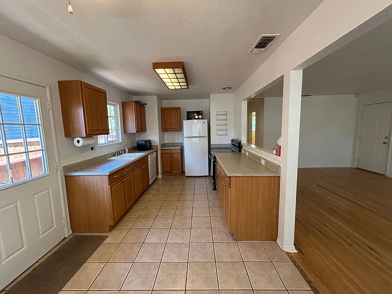 4607 11th Ave — Photo 5