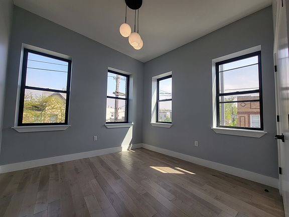 5th image of 179 Van Buren St #33E