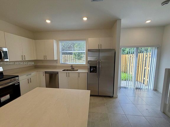 4th image of 254 SE 10th Ct #254