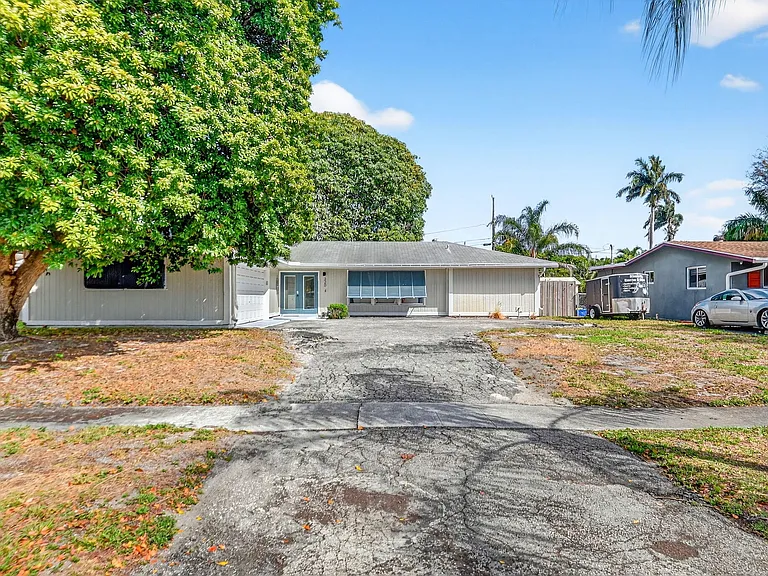 320 Riverdale Rd — Photo 2