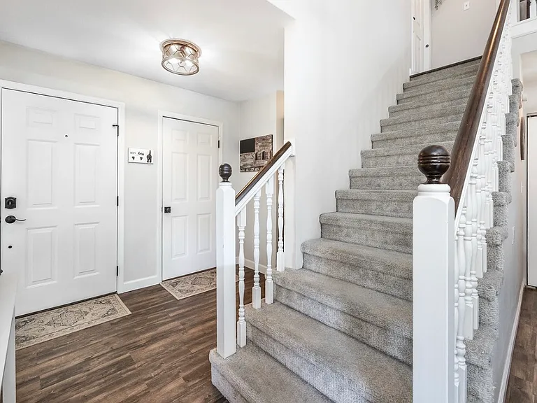 892 Lester Ave — Photo 3