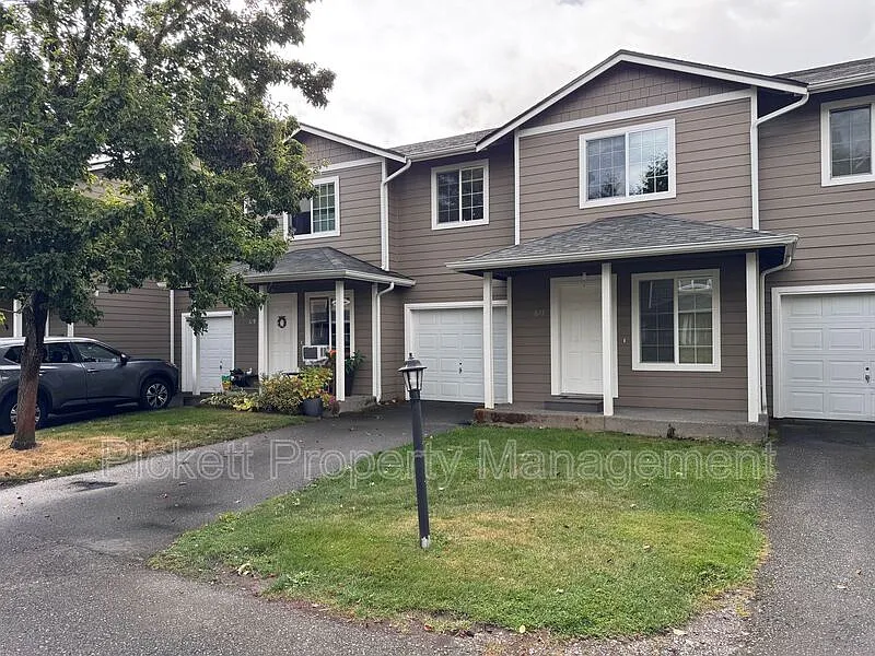3 bed, 2.5 bath, 1279 sqft, $1,875 — Photo 3