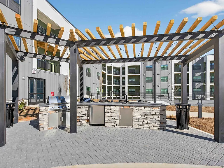 Host gatherings at the outdoor smoker and enjoy a meal alfresco with your loved ones
