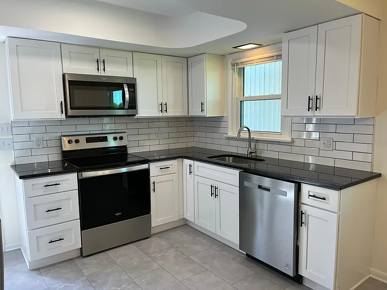 1112 Harriet Ave — Photo 3