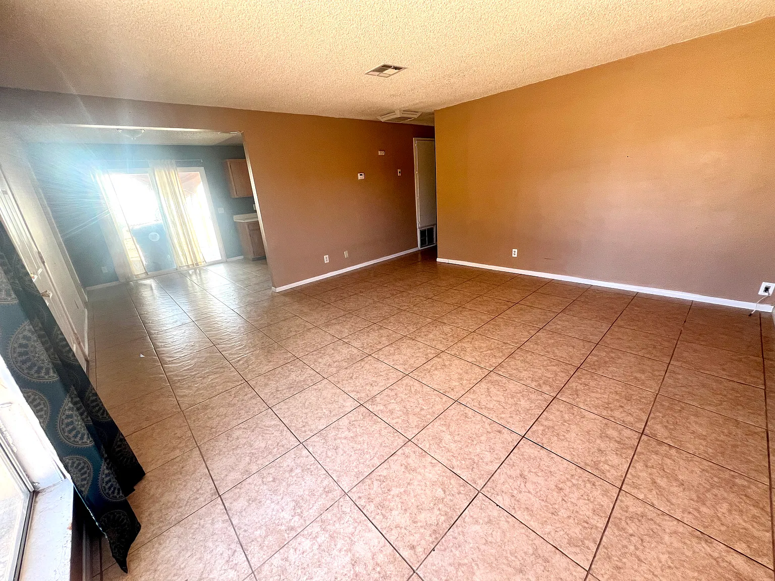 3 bed, 1000 sqft, $1,400 — Photo 4