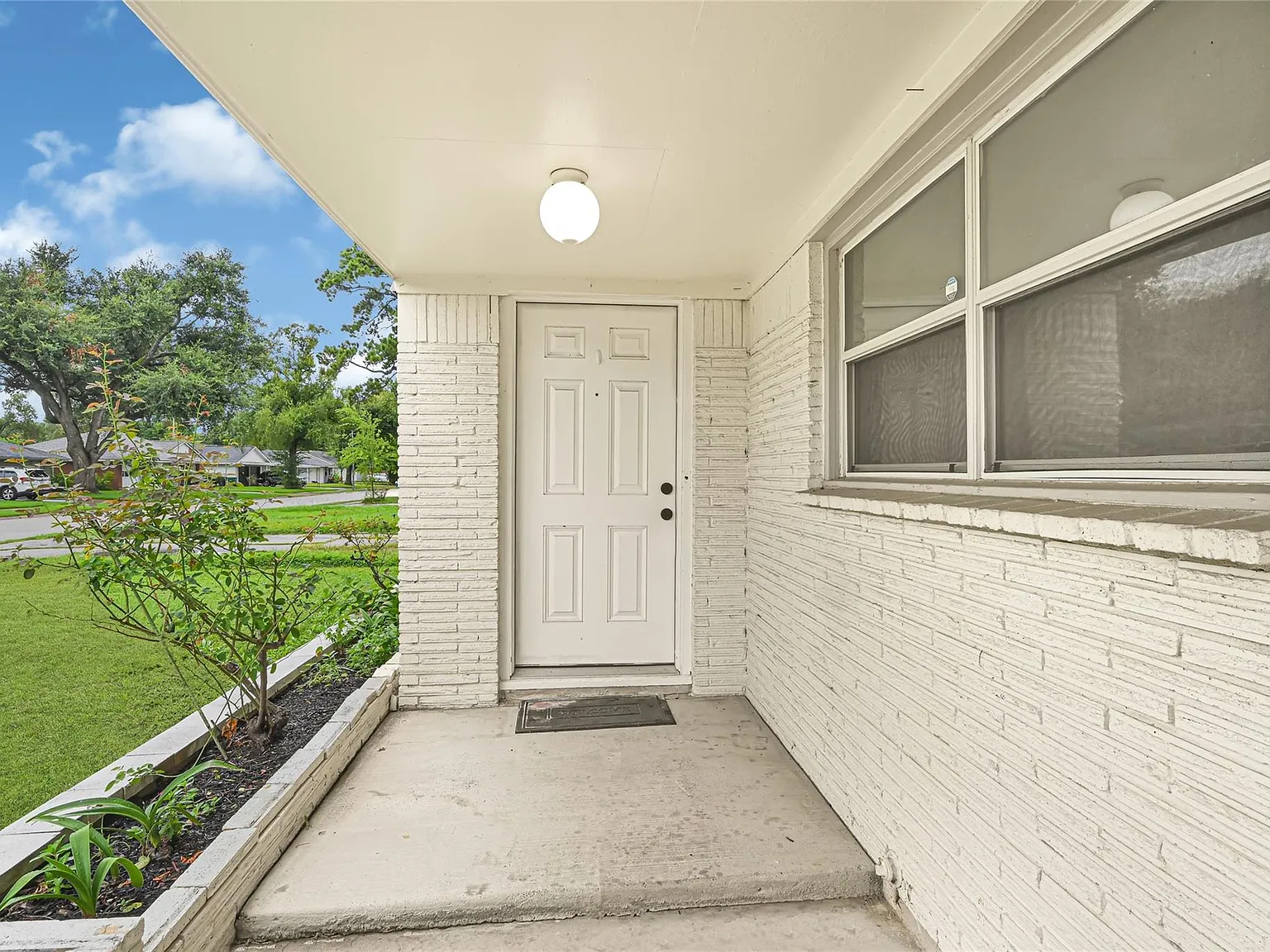 3 bed, 2.0 bath, 1227 sqft, $2,200 — Photo 3