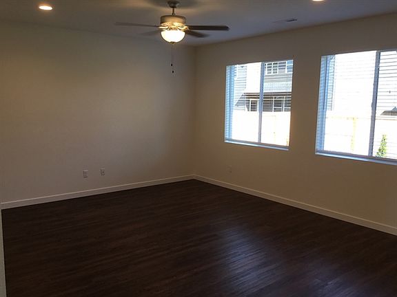 3rd image of 1016 NE 12th Cir