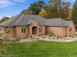 2840 Eric Dr, White Lake, MI 48383