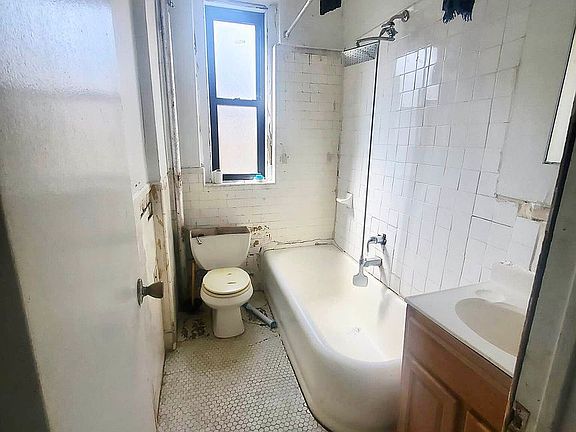 4th image of 993 Carroll St #44