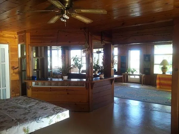 3 bed, 1.0 bath, 2400 sqft, $900 — Photo 2