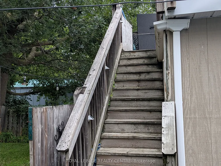 10 Dufferin St — Photo 3