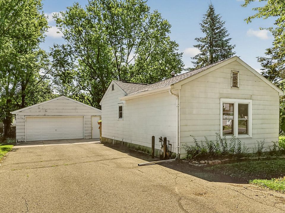 1st image of 404 1st Ave NE