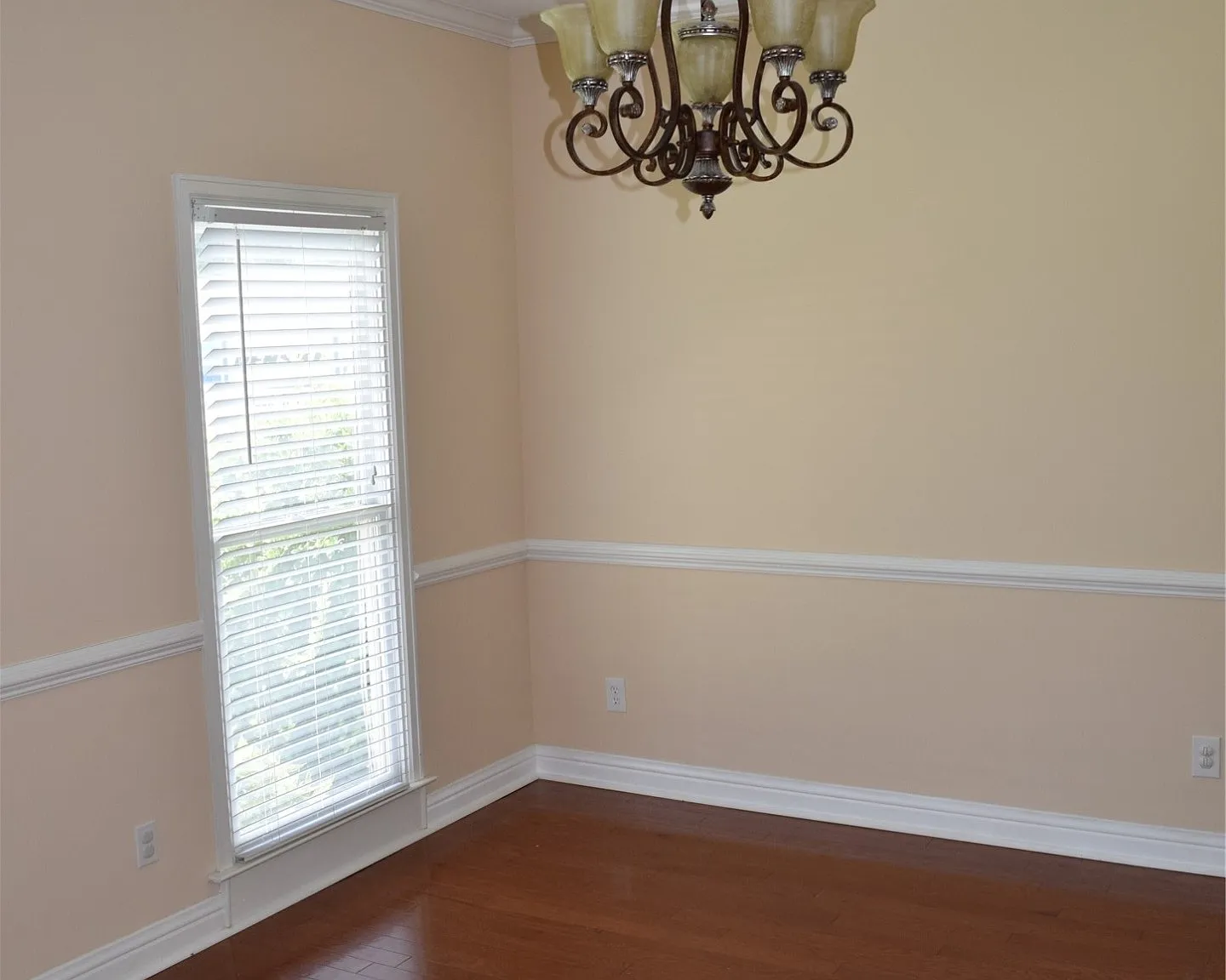 3 bed, 2.0 bath, 2169 sqft, $2,000 — Photo 2