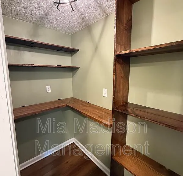 2233 E Derenne Ave — Photo 11