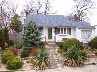32 Ida Ln, North Babylon, NY 11703
