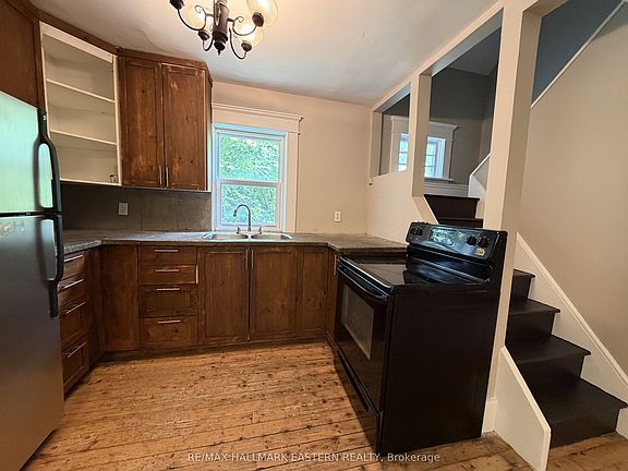 5th image of 242 Dublin St