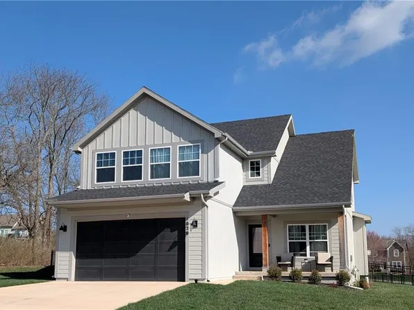 1020 S 12th Ter, Louisburg, KS 66053