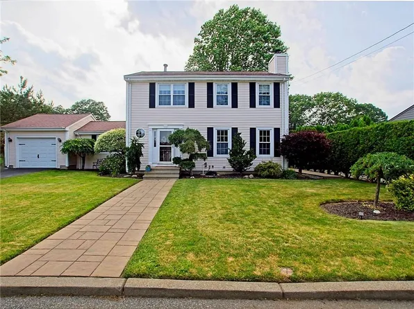 15 Lilac Cir, Cranston, RI 02920