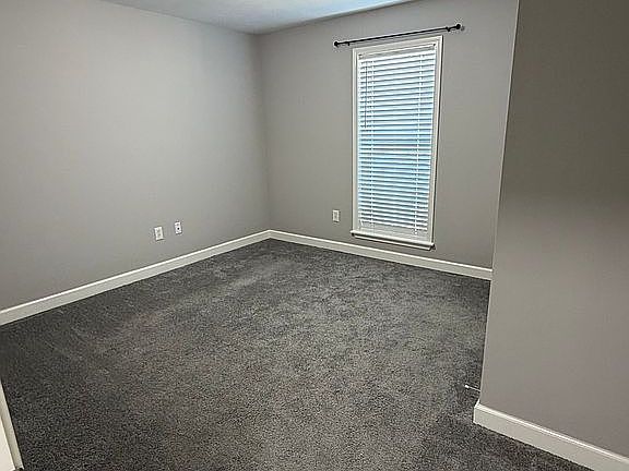 5th image of 517 Roxbury Pl