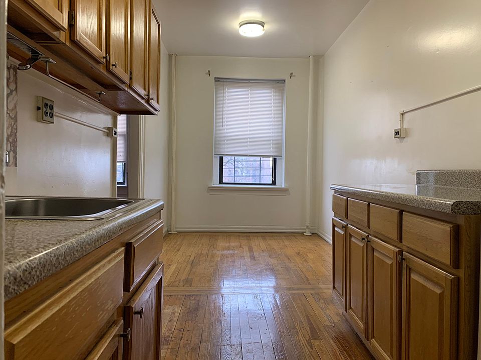 2nd image of 3065 Roberts Ave #3