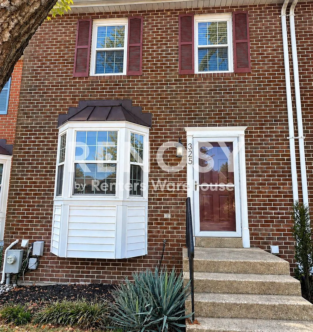 Available NOW - Charming 3 BR 1.5 bath — Photo 2