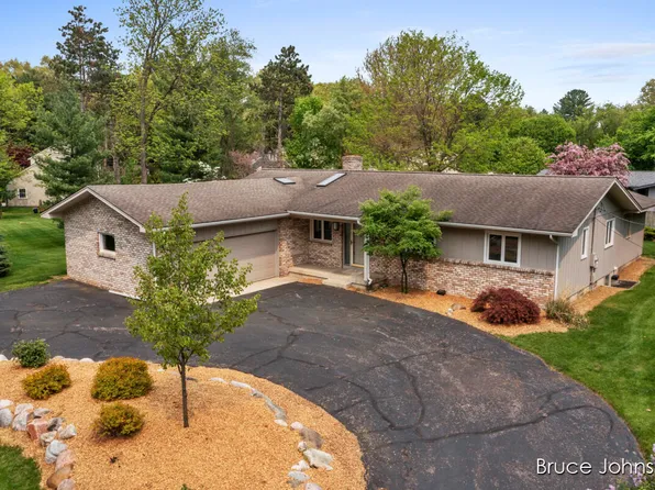 2880 Hayward Dr SE, Grand Rapids, MI 49546