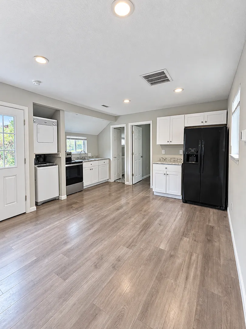 Charming Downtown Cottage with Private Yard Walk to Weidner Field — Photo 3