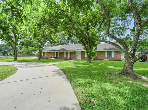 705 Darlene Ln, Wallis, TX 77485