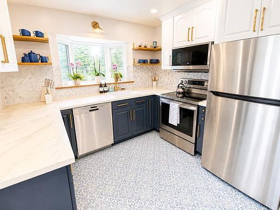 5th image of 111 Willow Dr