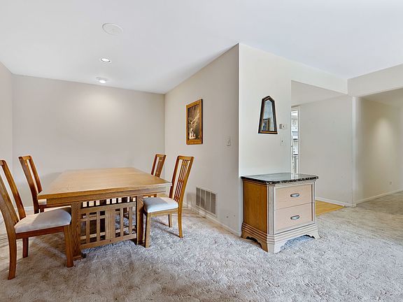 5th image of 3 The Court Of Harborside APT 211