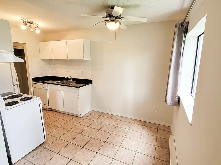 2525 Hill Tout St — Photo 4