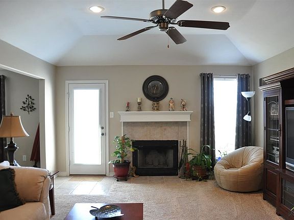 3rd image of 422 Amanda Ct