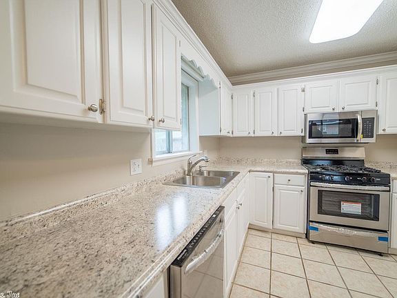 4th image of 10 Deerwood Dr
