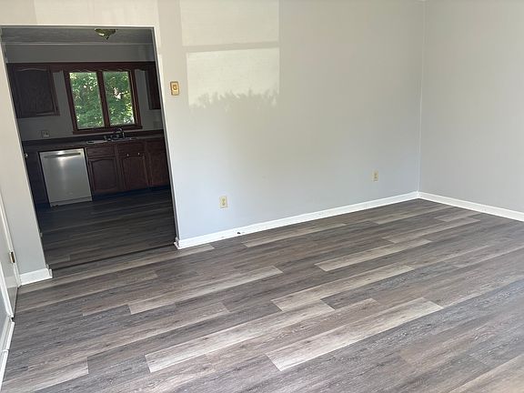 3rd image of 110 Roberts St
