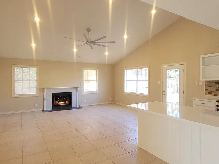 250 S Clover St — Photo 9
