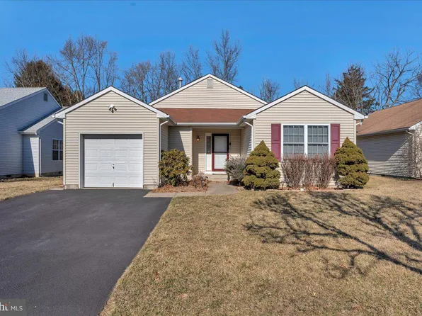 10 Holiday Ct, Ewing, NJ 08638