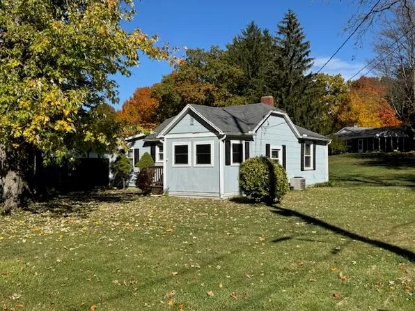 417 Clinton St, Jonesville, MI 49250