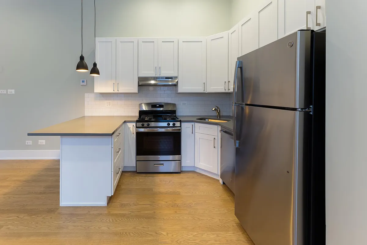 Building Photo - 2057 W Dickens Ave #1N