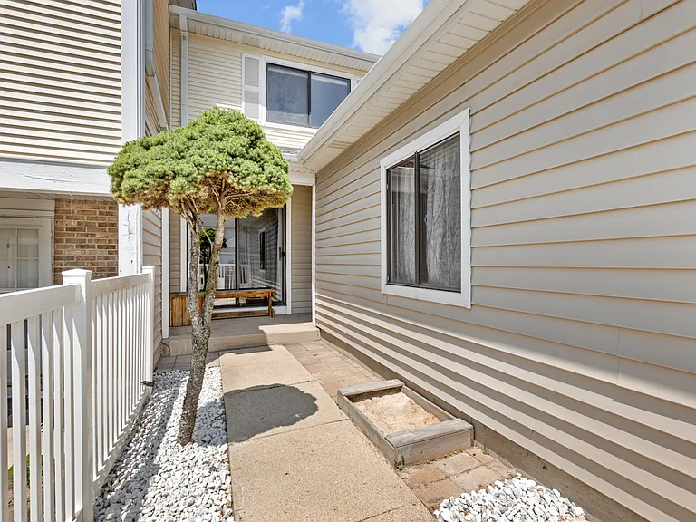 740 Lakeview Pt — Photo 3