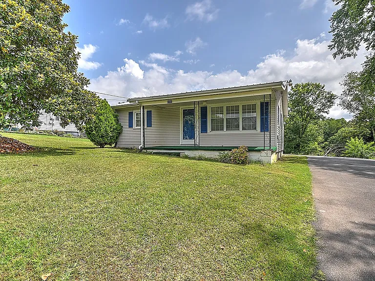 2207 Buckingham Rd — Photo 3